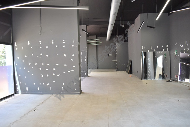 Ambient tregtar me qira prane Qendres se Tiranes